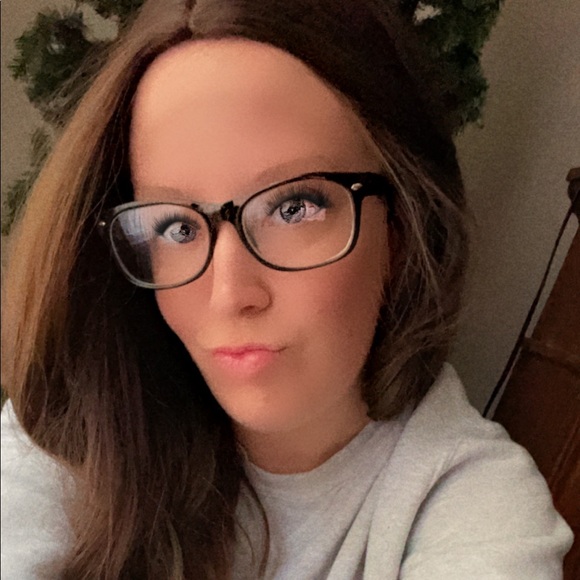 Meet your Posher, Amber 💗 - Picture 4 of 8